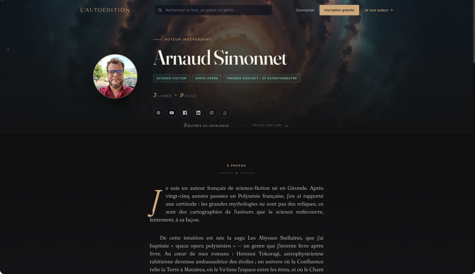 Page publique d'Arnaud Simonnet — hero immersif, photo, bio, catalogue de livres